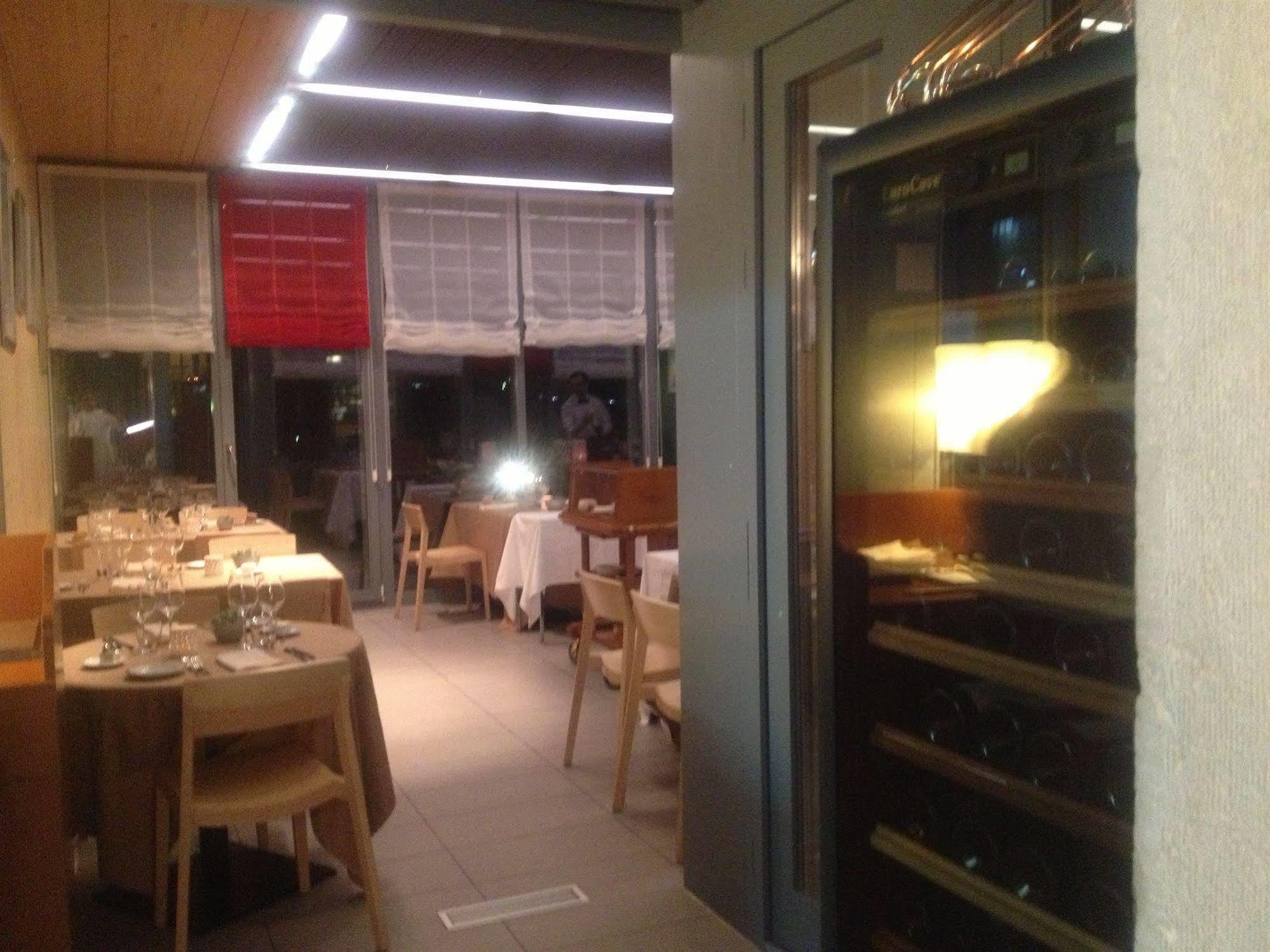 红牛酒店 Crassier 外观 照片